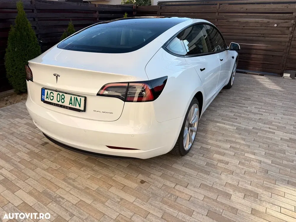 Tesla Model 3 — imagine 5