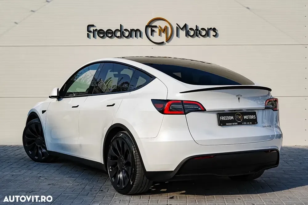 Tesla Model Y — imagine 5