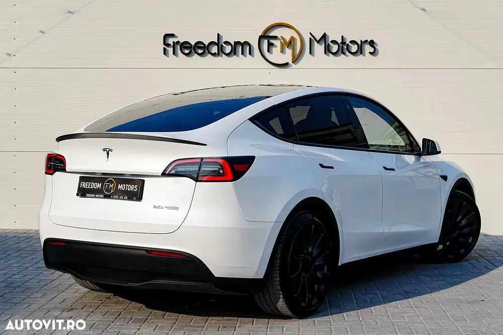 Tesla Model Y — imagine 4
