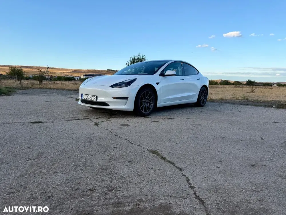 Tesla Model 3 Standard — imagine 4