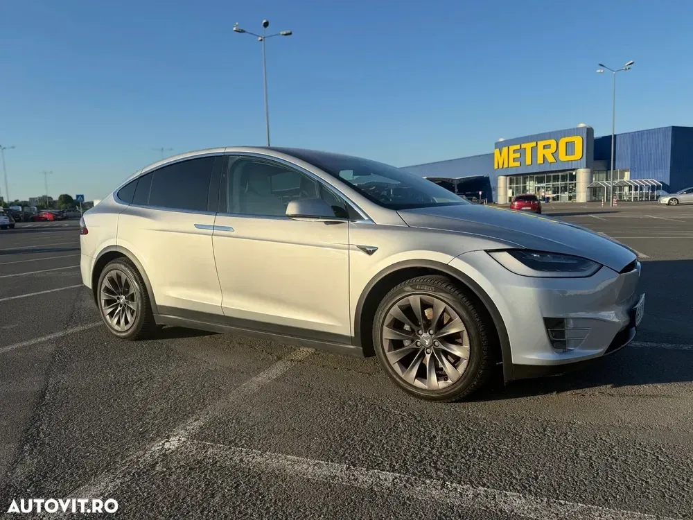 Tesla Model X — imagine 4