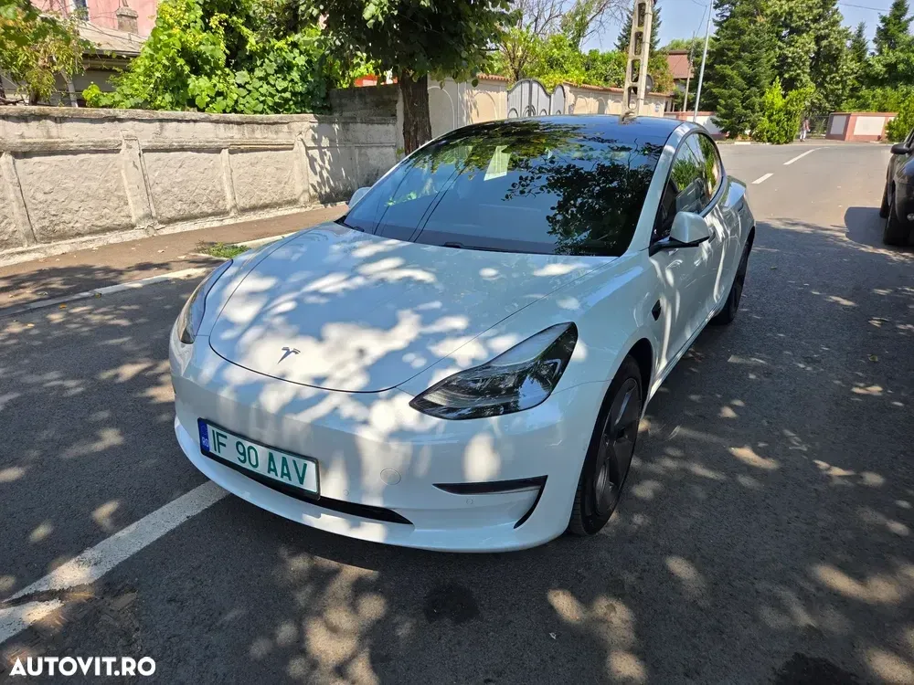Tesla Model 3 — imagine 4