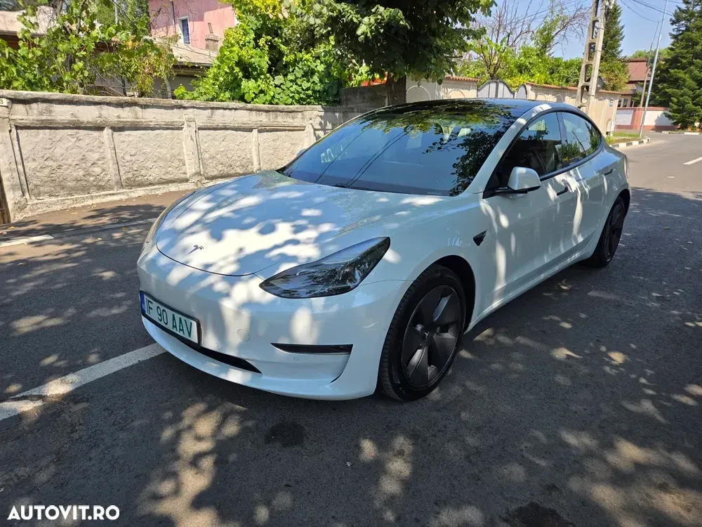 Tesla Model 3 — imagine 3