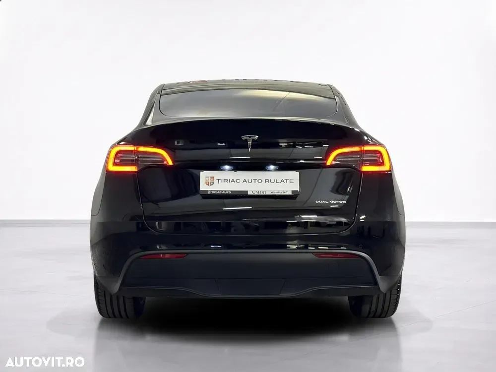 Tesla Model Y — imagine 4