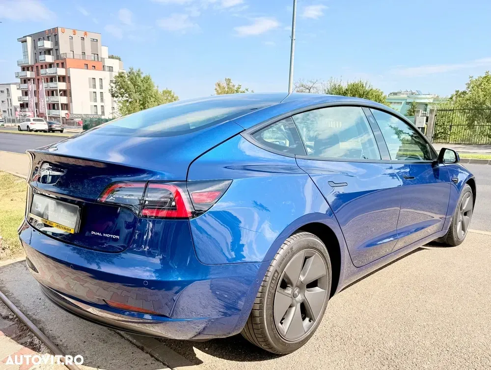 Tesla Model 3 — imagine 4