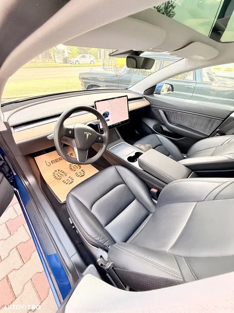 Tesla Model 3 — imagine 5