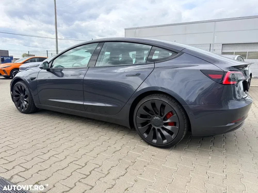 Tesla Model 3 — imagine 4