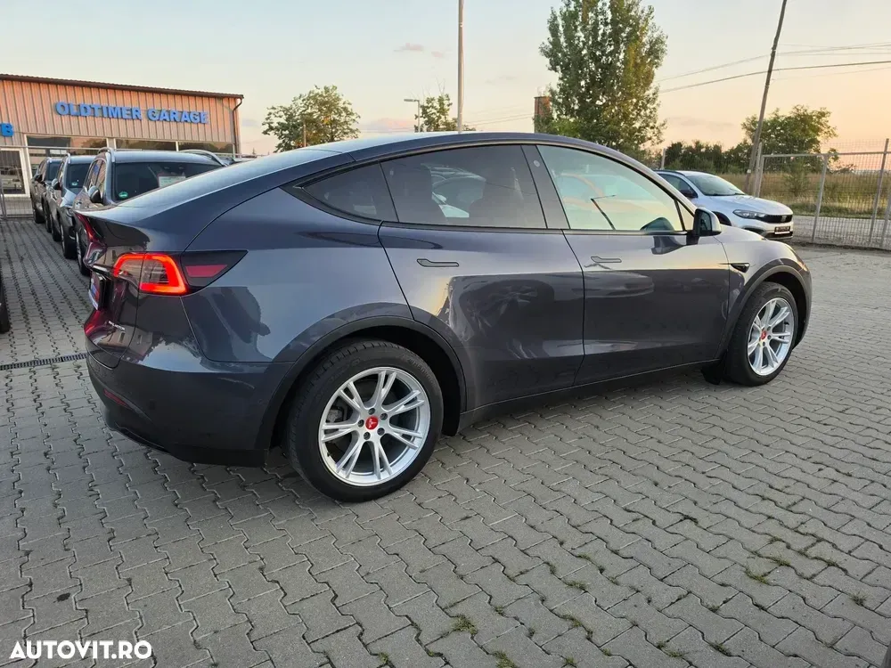 Tesla Model Y — imagine 5