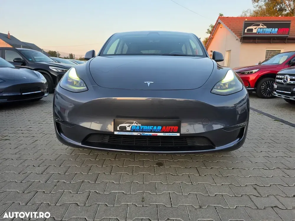 Tesla Model Y — imagine 4