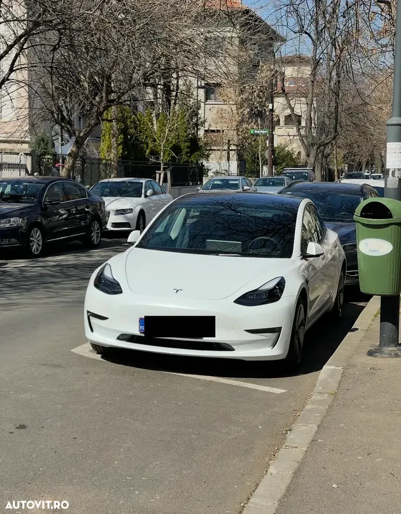 Tesla Model 3 — imagine 3