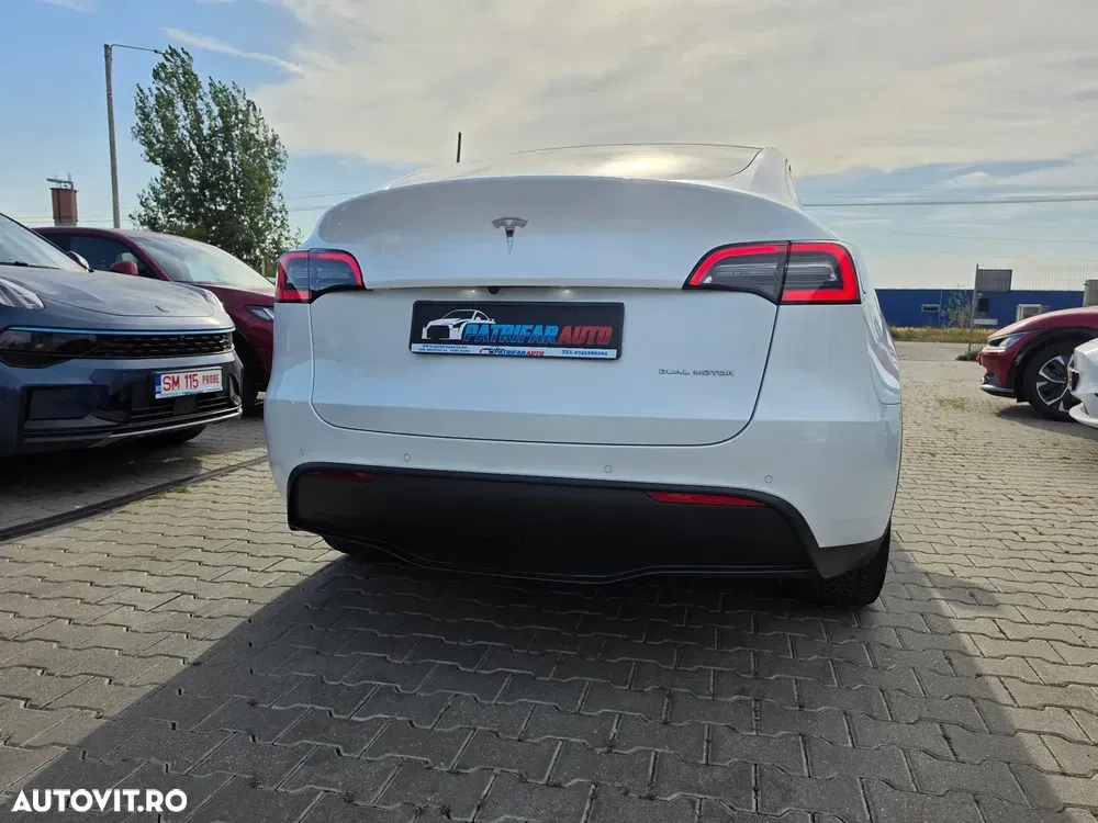 Tesla Model Y — imagine 4