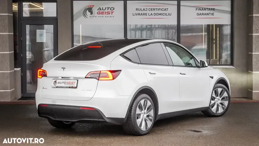 Tesla Model Y — imagine 5