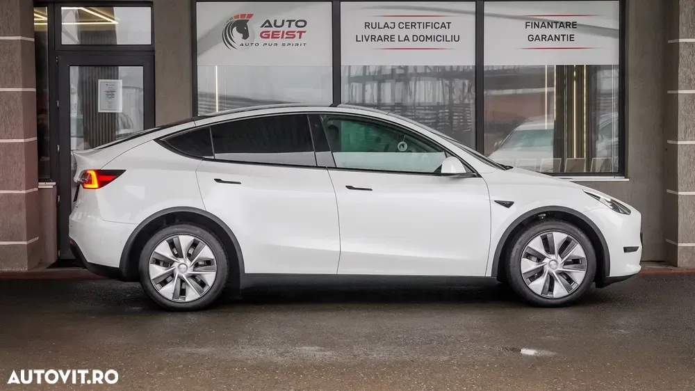 Tesla Model Y — imagine 4