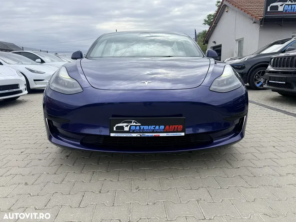 Tesla Model 3 — imagine 3