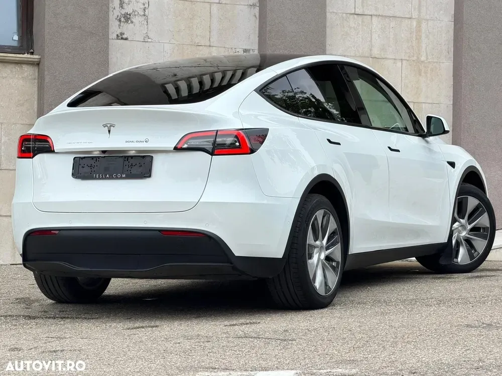 Tesla Model Y — imagine 4