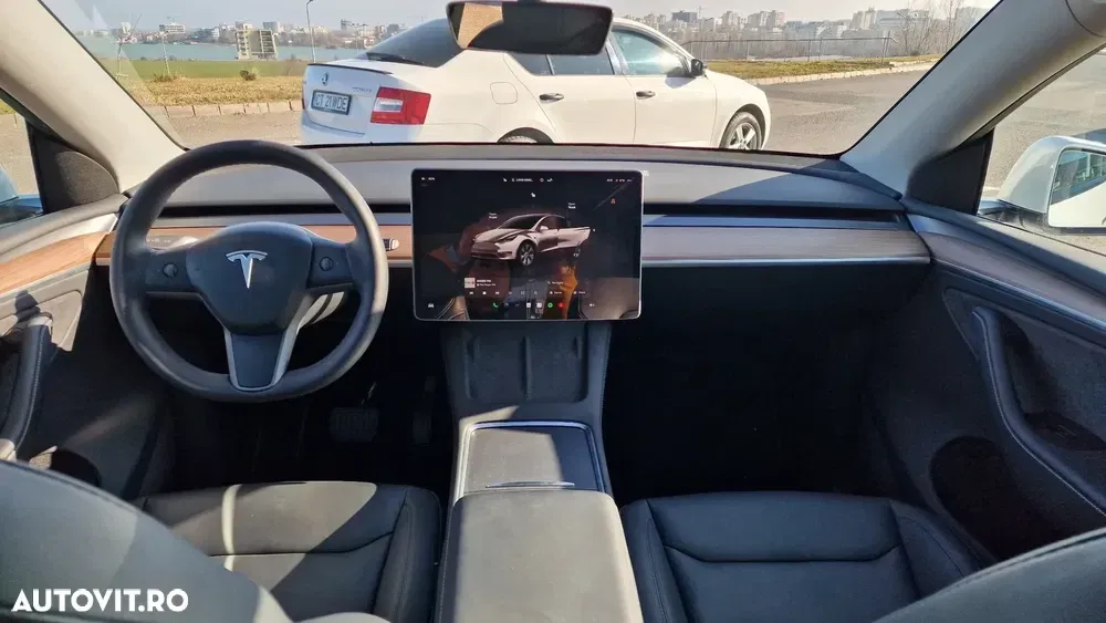 Tesla Model Y — imagine 5