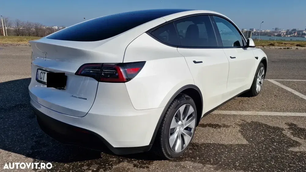 Tesla Model Y — imagine 3