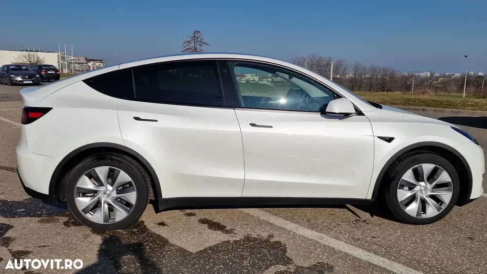 Tesla Model Y — imagine 4