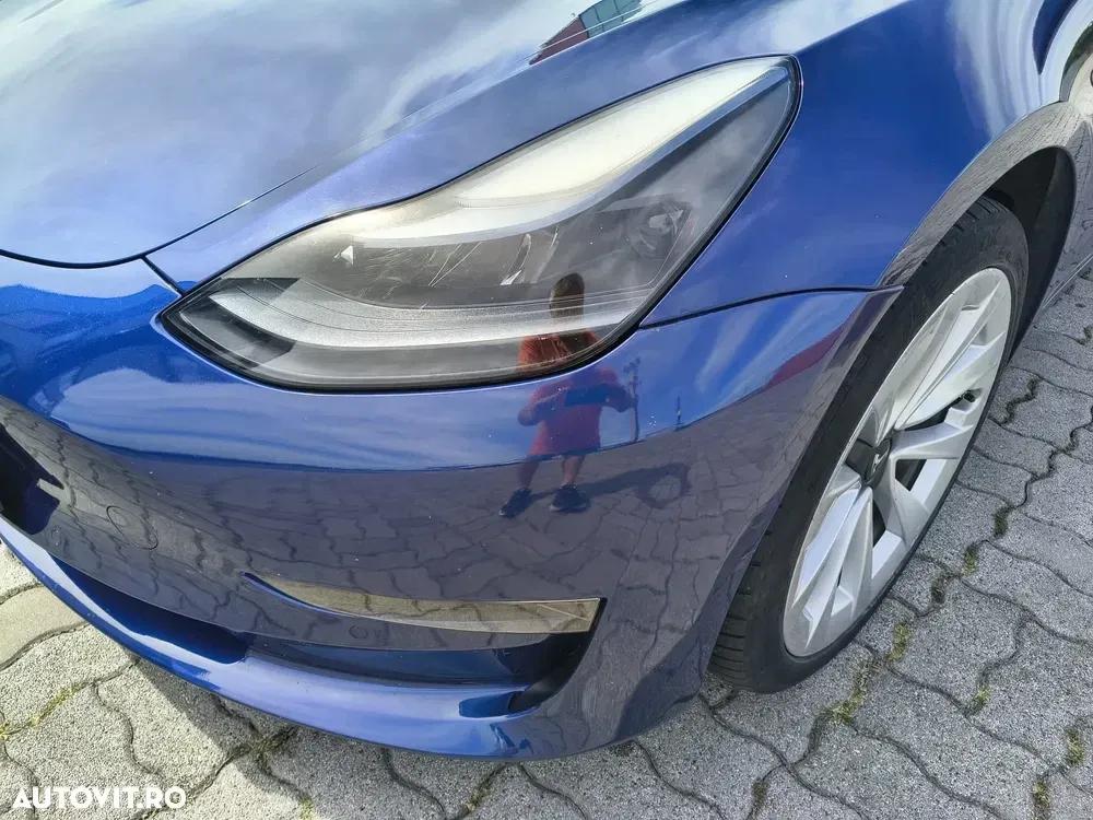 Tesla Model 3 — imagine 4