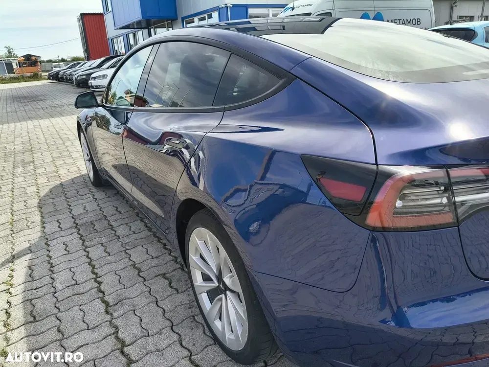 Tesla Model 3 — imagine 5