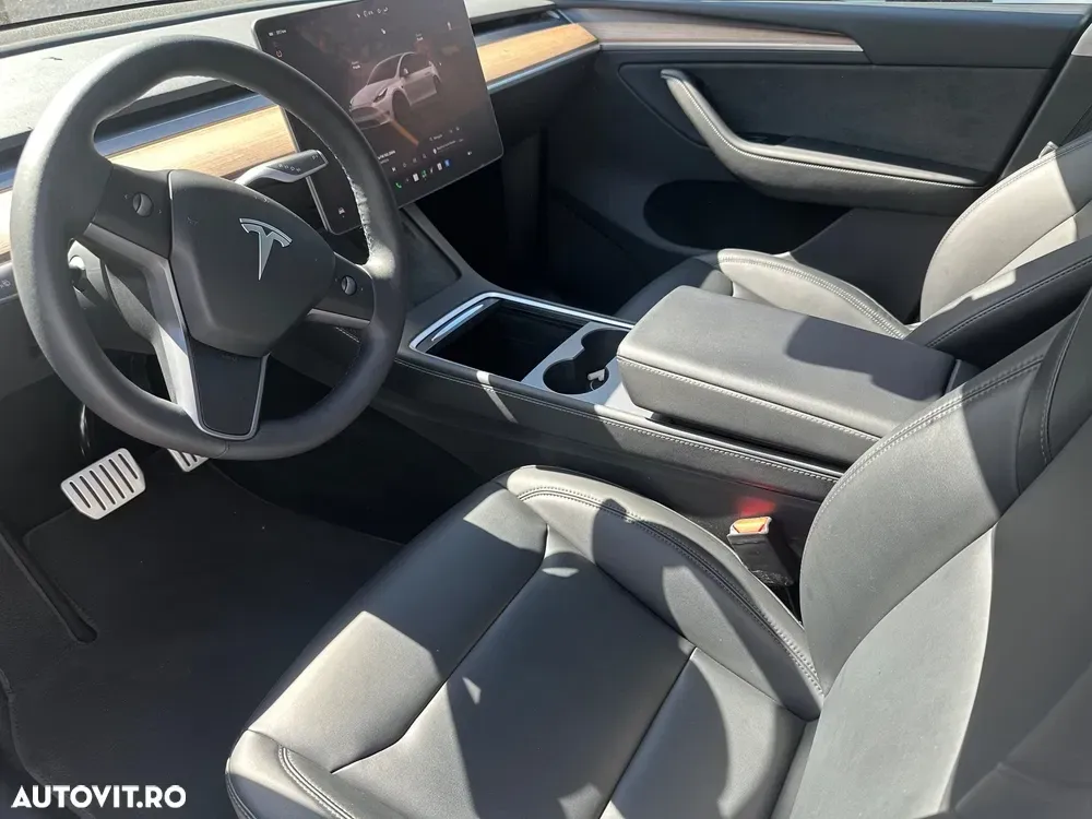 Tesla Model Y — imagine 4