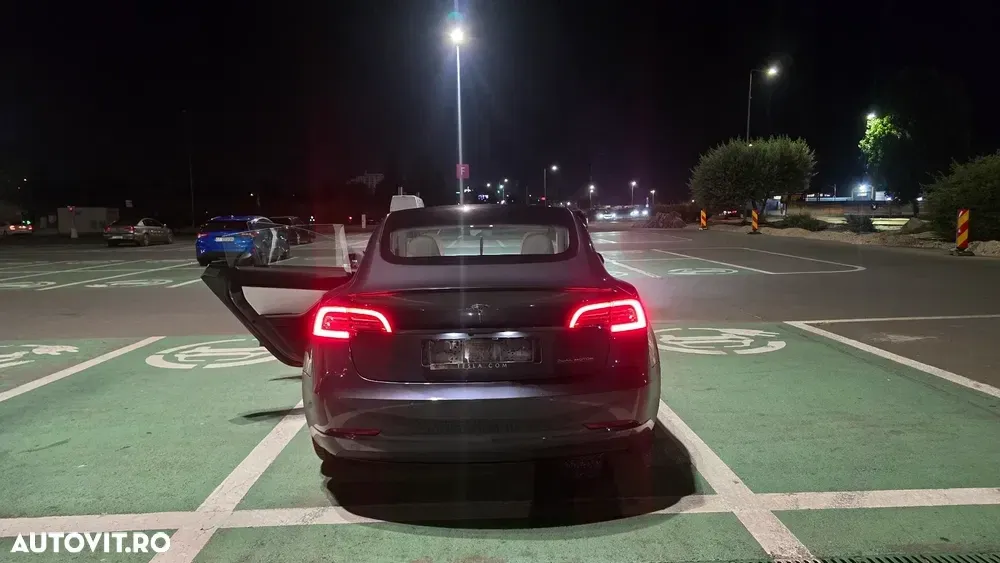 Tesla Model 3 — imagine 3