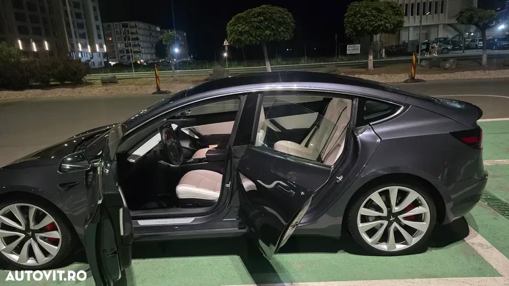 Tesla Model 3 — imagine 4