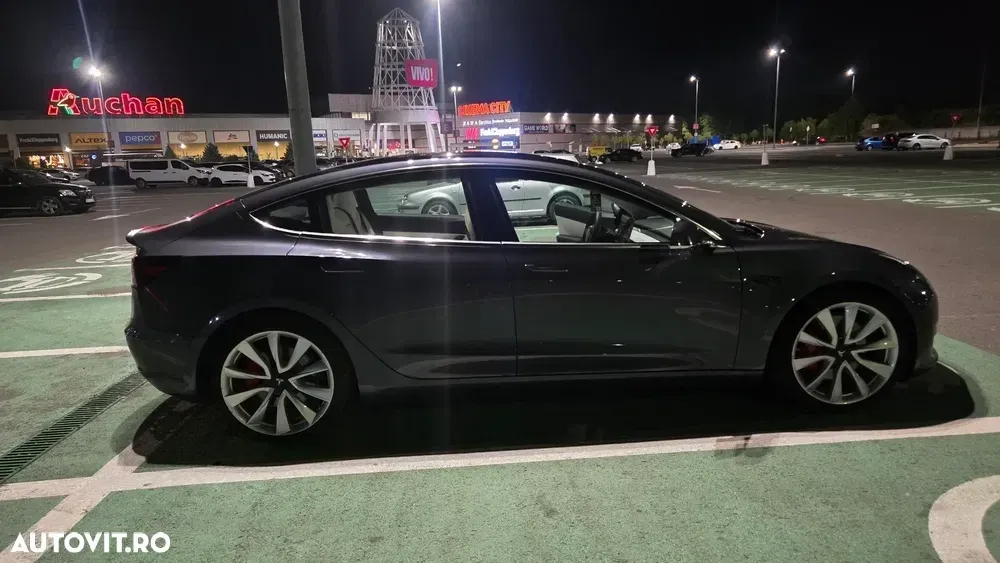 Tesla Model 3 — imagine 5