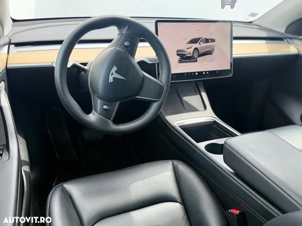 Tesla Model Y — imagine 4
