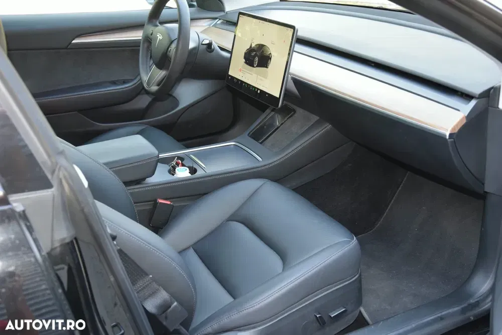 Tesla Model 3 — imagine 4