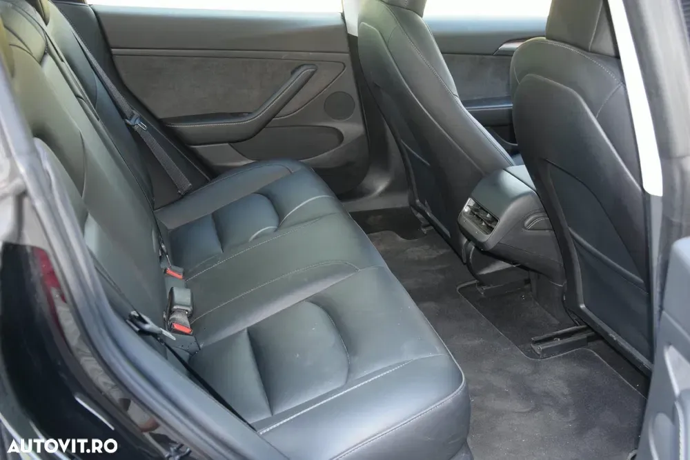 Tesla Model 3 — imagine 5