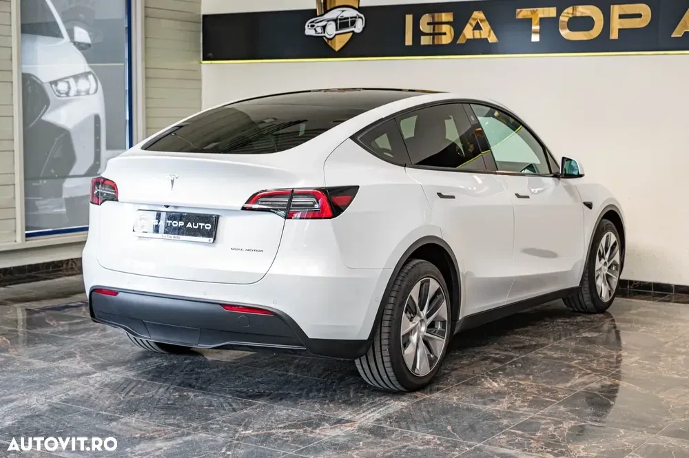 Tesla Model Y — imagine 4