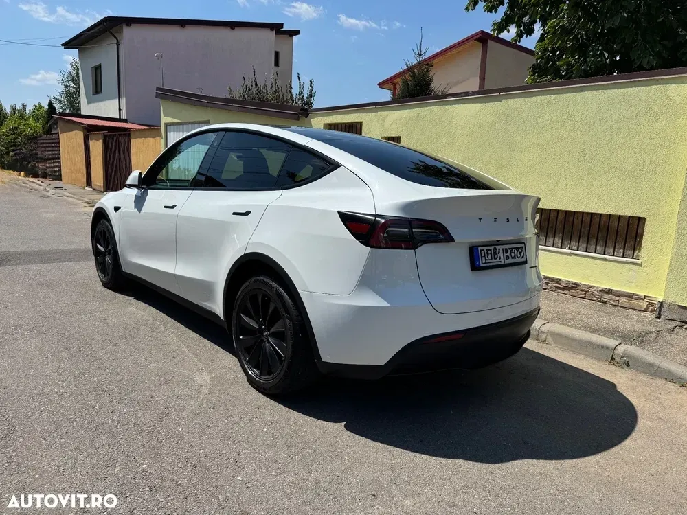 Tesla Model Y — imagine 4