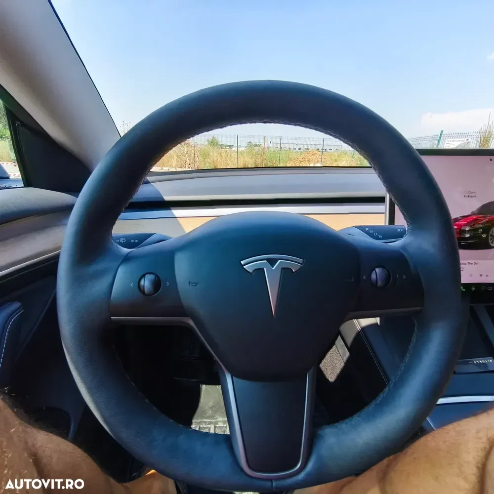 Tesla Model 3 — imagine 4