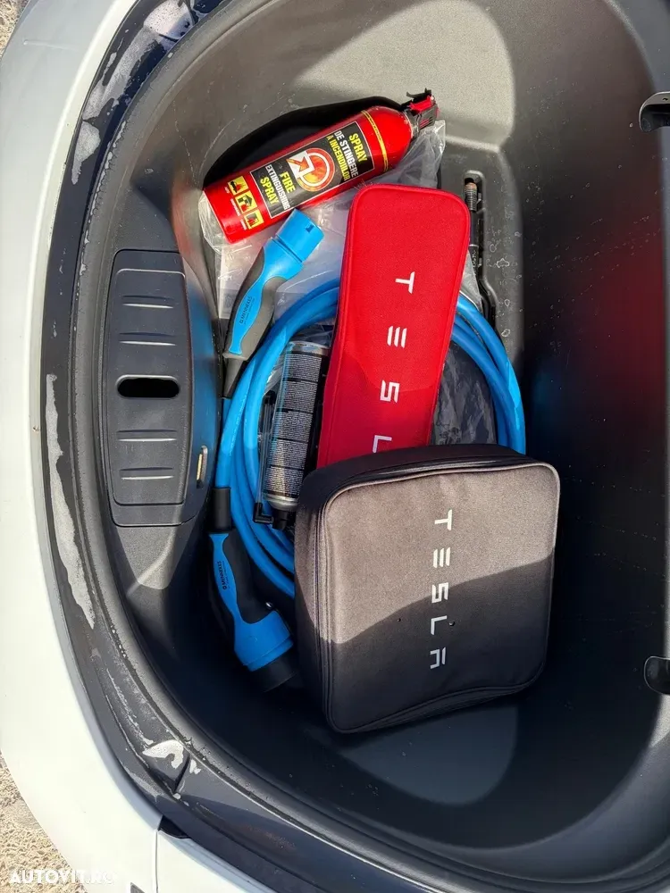 Tesla Model 3 — imagine 4