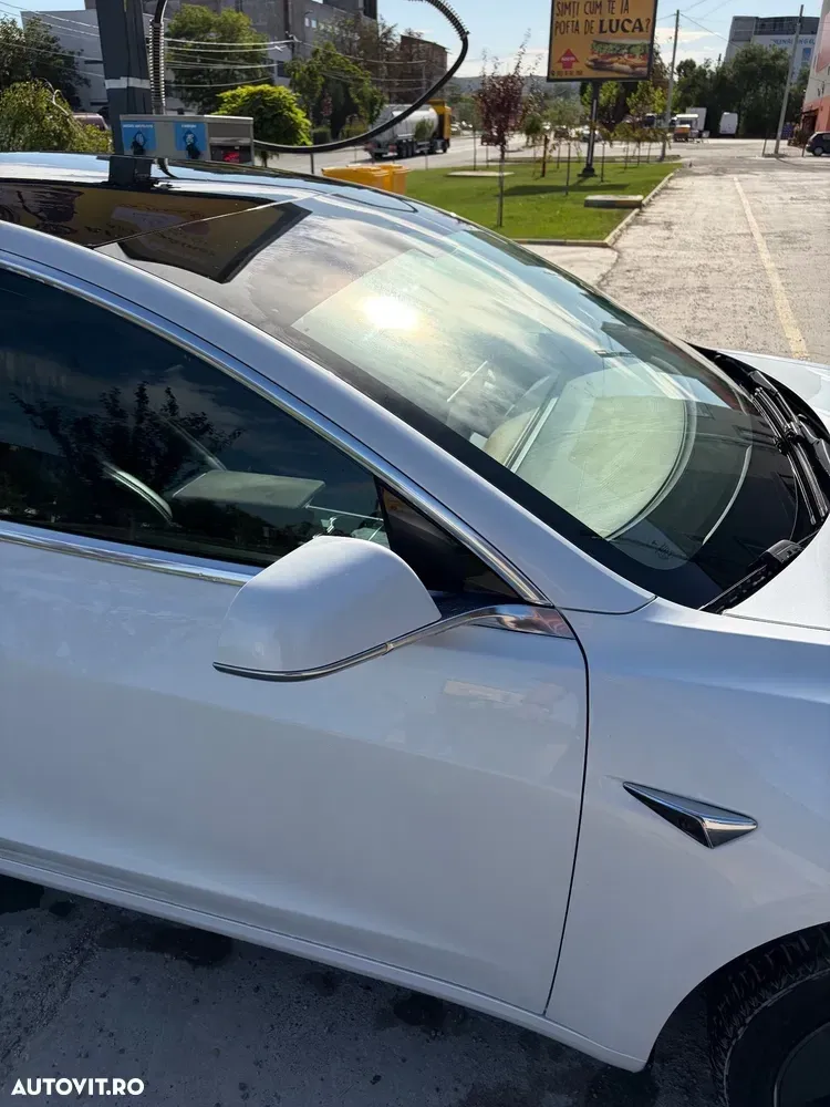 Tesla Model 3 — imagine 5