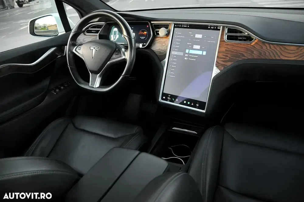 Tesla Model X — imagine 4