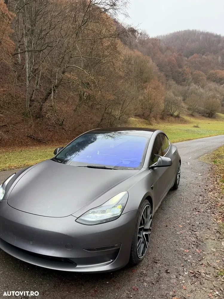 Tesla Model 3 — imagine 4