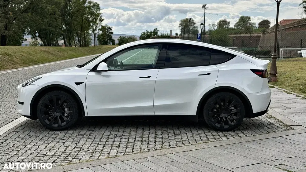 Tesla Model Y RWD — imagine 6