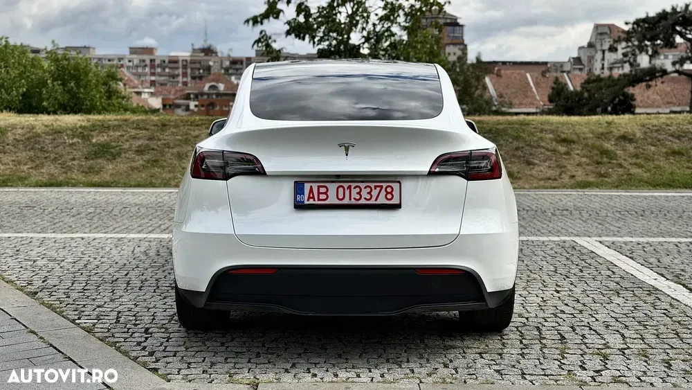 Tesla Model Y RWD — imagine 5