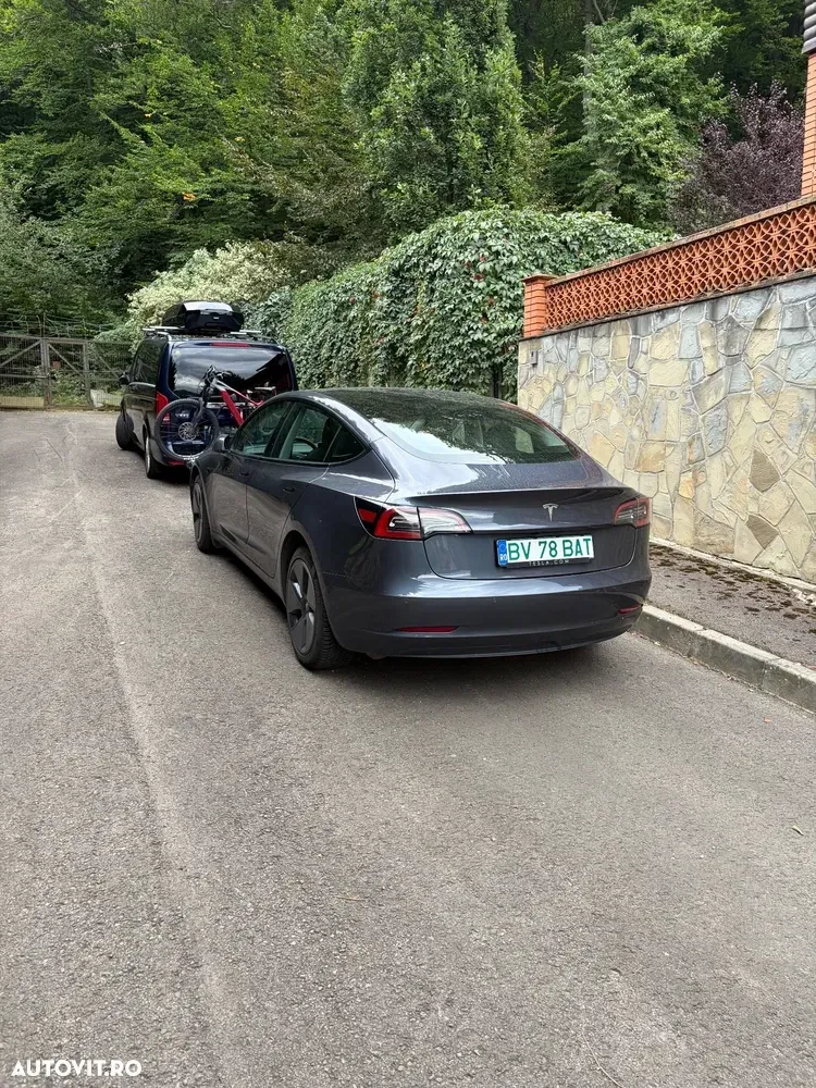 Tesla Model 3 — imagine 4