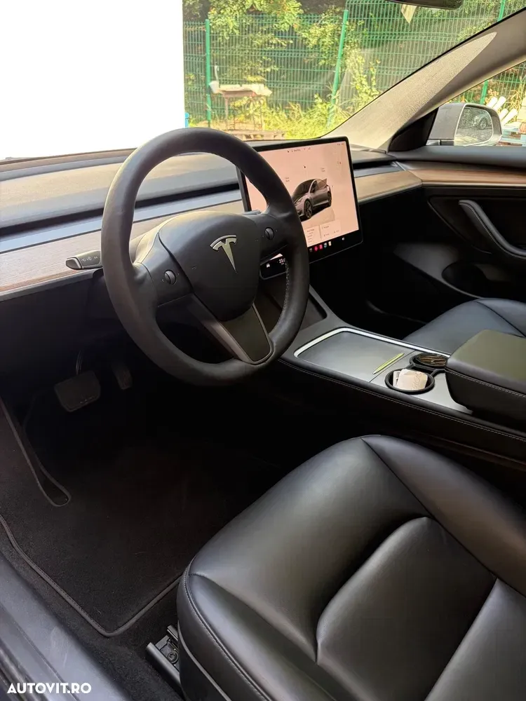 Tesla Model 3 — imagine 5