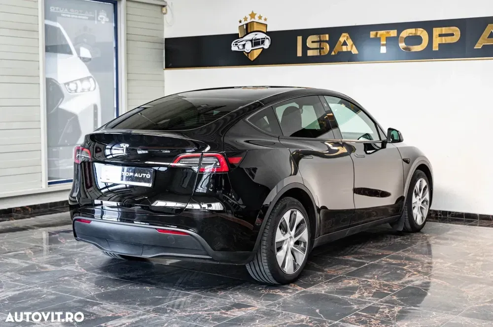 Tesla Model Y — imagine 4