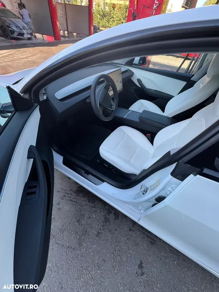 Tesla Model 3 — imagine 5