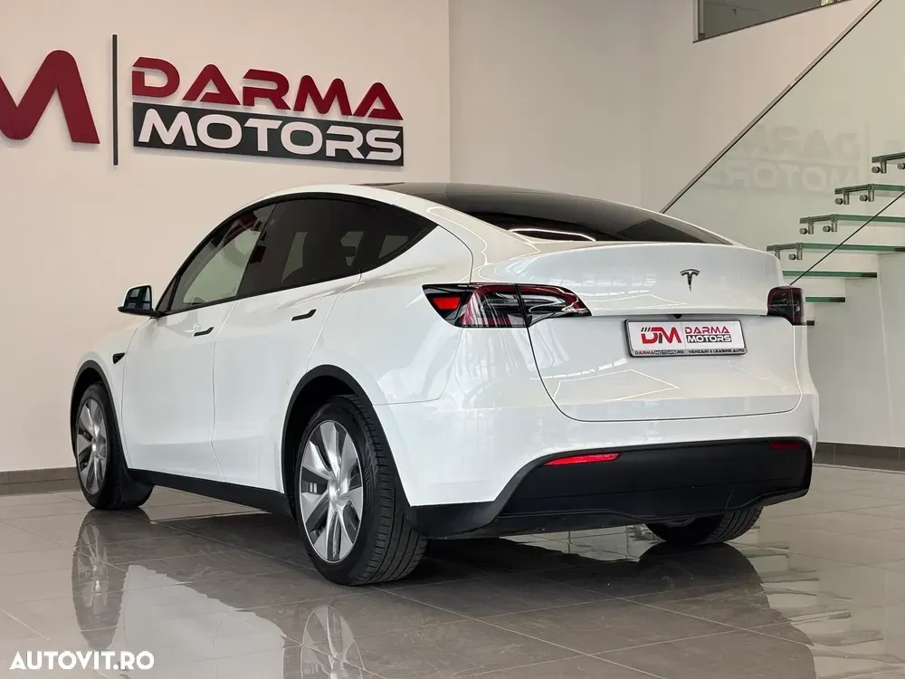 Tesla Model Y RWD — imagine 5