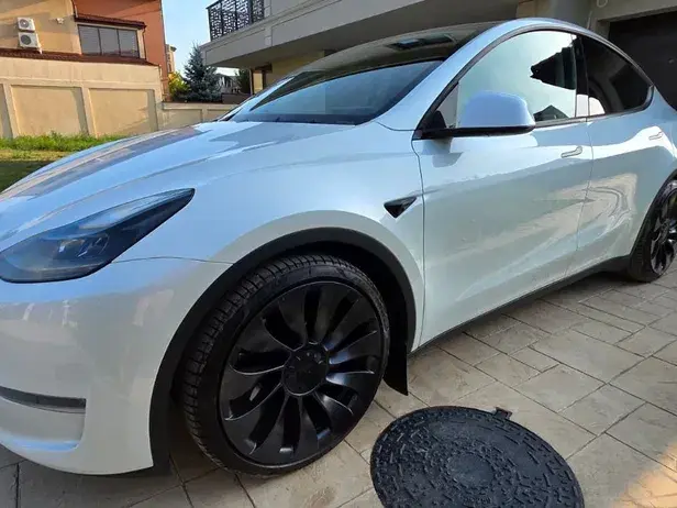 Tesla Model Y AWD Performance