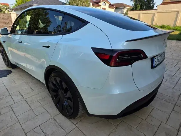Tesla Model Y AWD Performance