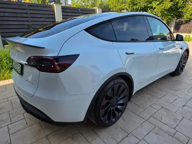 Tesla Model Y AWD Performance