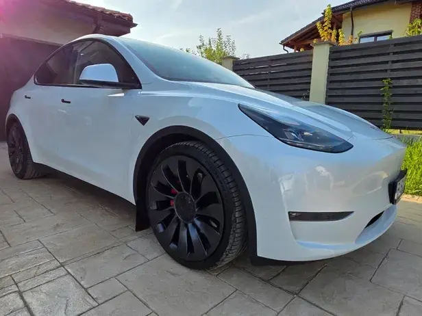 Tesla Model Y AWD Performance