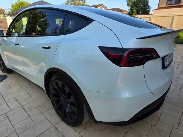 Tesla Model Y AWD Performance